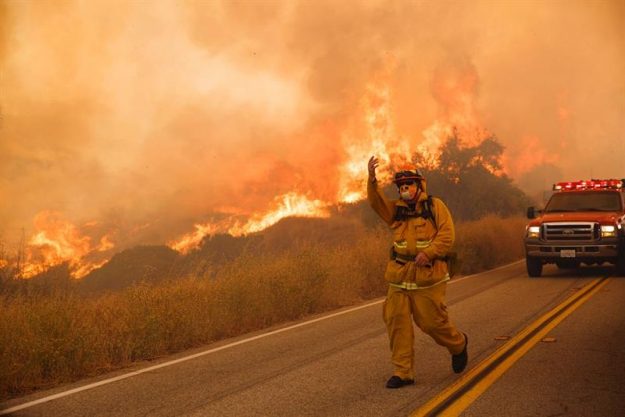 20.000_personas_evacuadas_por_extenso_fuego_en_california_efe