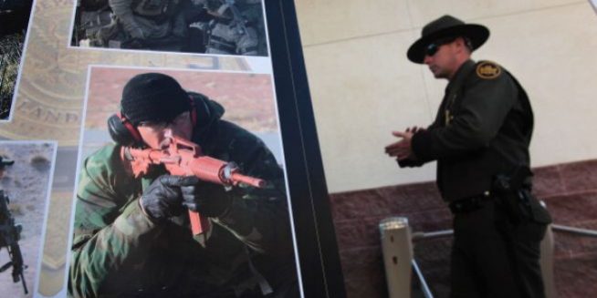 un-agente-pasa-junto-a_655x438