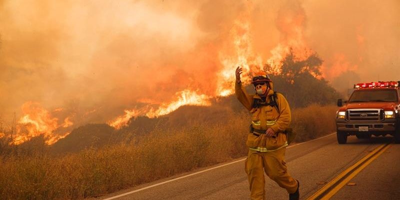 20.000_personas_evacuadas_por_extenso_fuego_en_california_efe